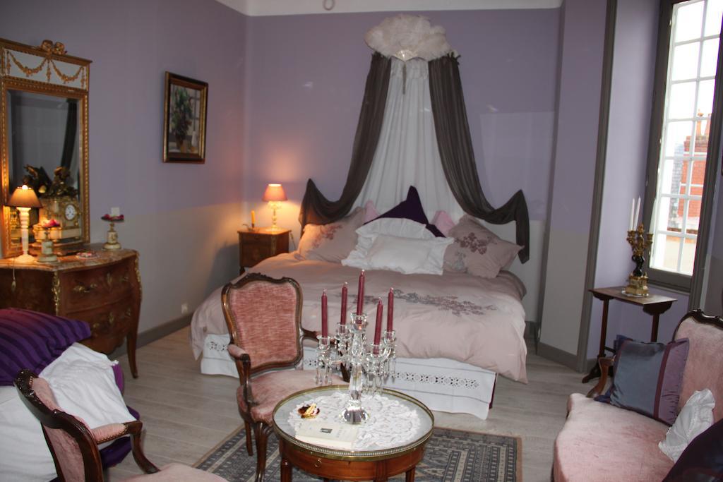 Le Petit Chateau - Tiffauges Proche Puy Dufou Bed & Breakfast Room photo