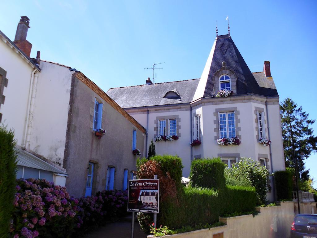 Le Petit Chateau - Tiffauges Proche Puy Dufou Bed & Breakfast Exterior photo