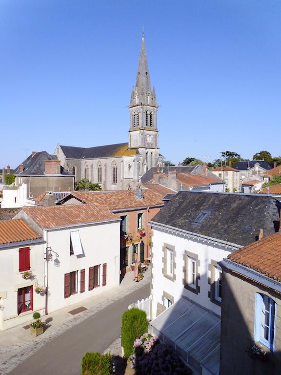 Le Petit Chateau - Tiffauges Proche Puy Dufou Bed & Breakfast Exterior photo