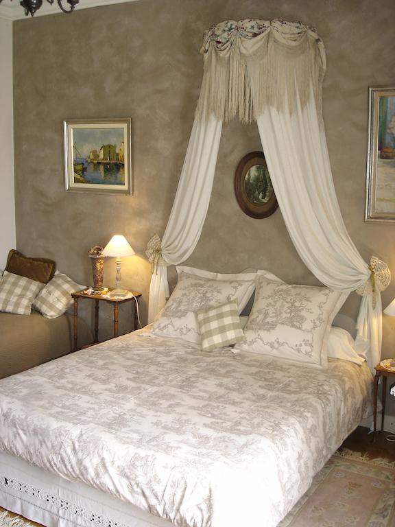 Le Petit Chateau - Tiffauges Proche Puy Dufou Bed & Breakfast Room photo