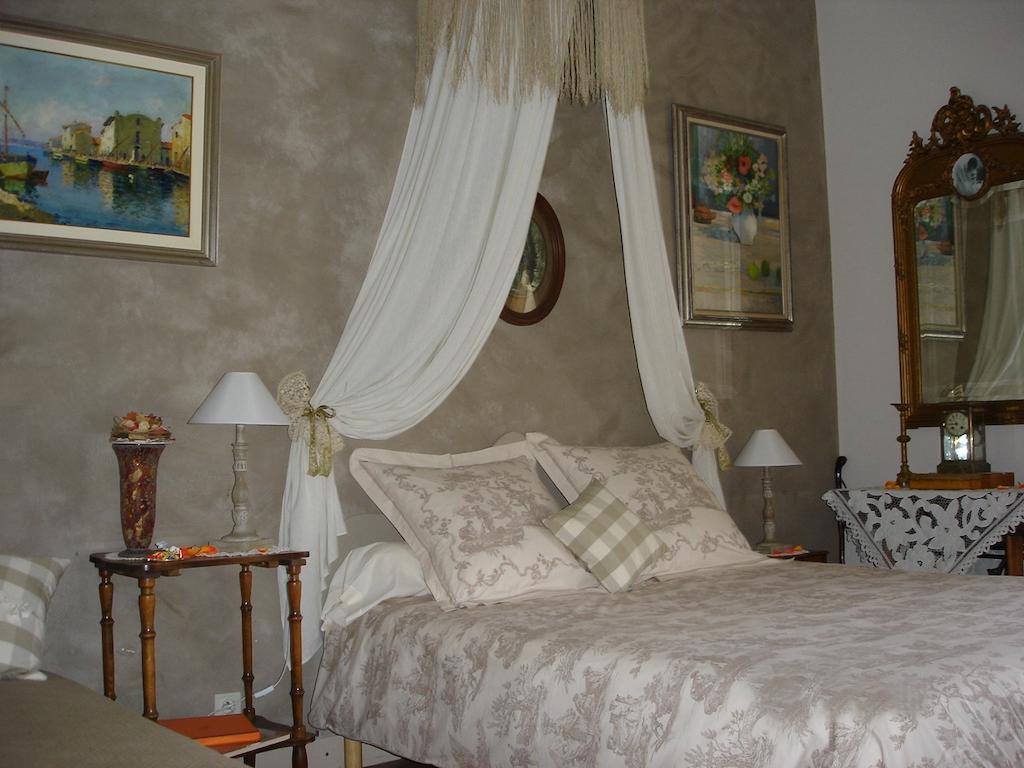 Le Petit Chateau - Tiffauges Proche Puy Dufou Bed & Breakfast Room photo