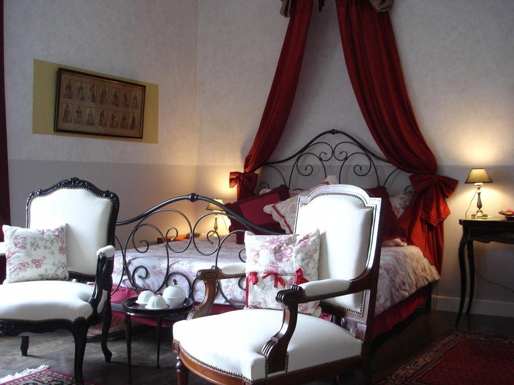 Le Petit Chateau - Tiffauges Proche Puy Dufou Bed & Breakfast Room photo