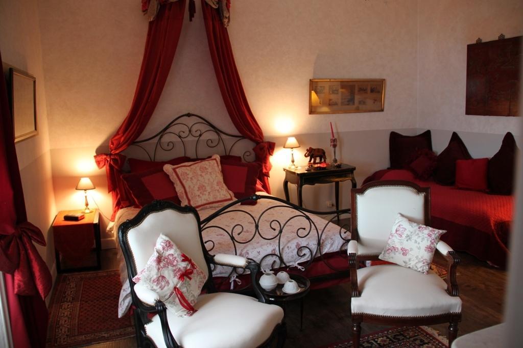 Le Petit Chateau - Tiffauges Proche Puy Dufou Bed & Breakfast Room photo