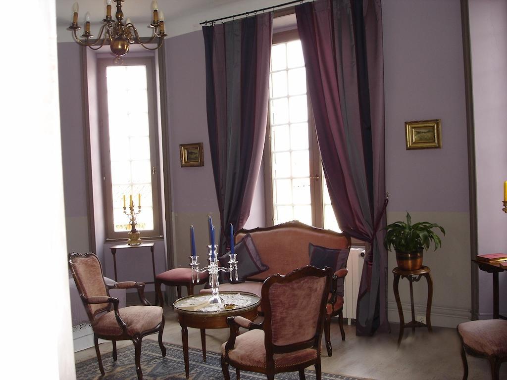 Le Petit Chateau - Tiffauges Proche Puy Dufou Bed & Breakfast Room photo