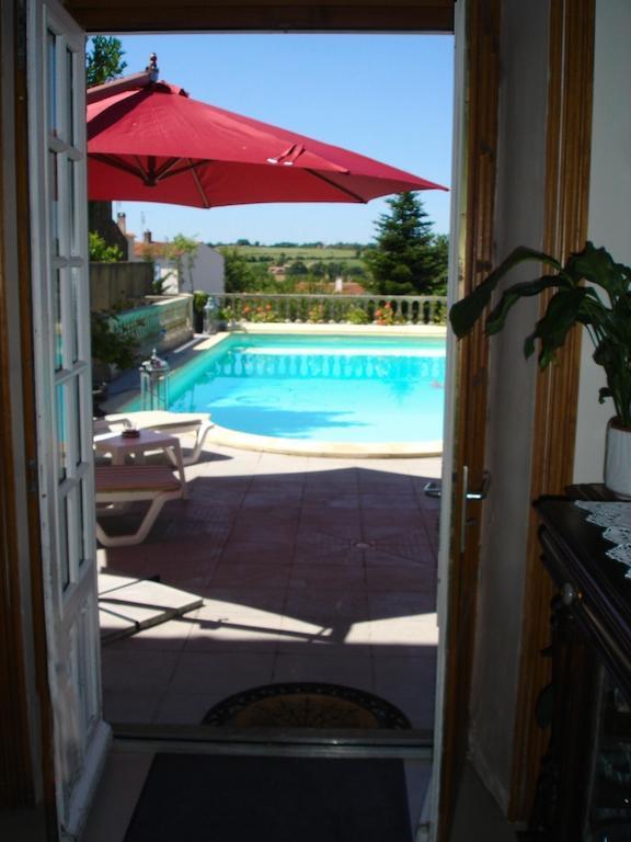 Le Petit Chateau - Tiffauges Proche Puy Dufou Bed & Breakfast Exterior photo