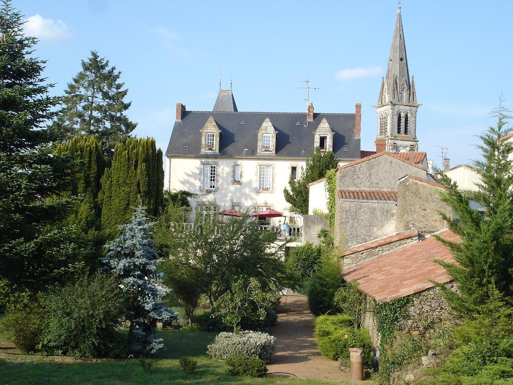 Le Petit Chateau - Tiffauges Proche Puy Dufou Bed & Breakfast Exterior photo