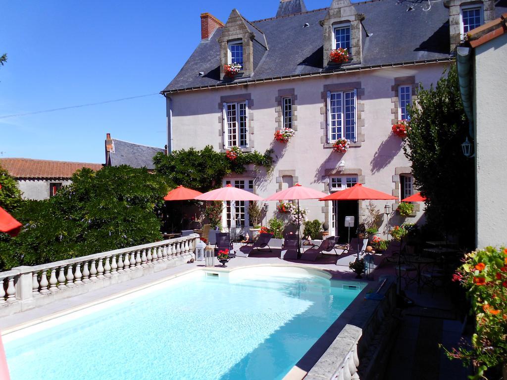 Le Petit Chateau - Tiffauges Proche Puy Dufou Bed & Breakfast Exterior photo